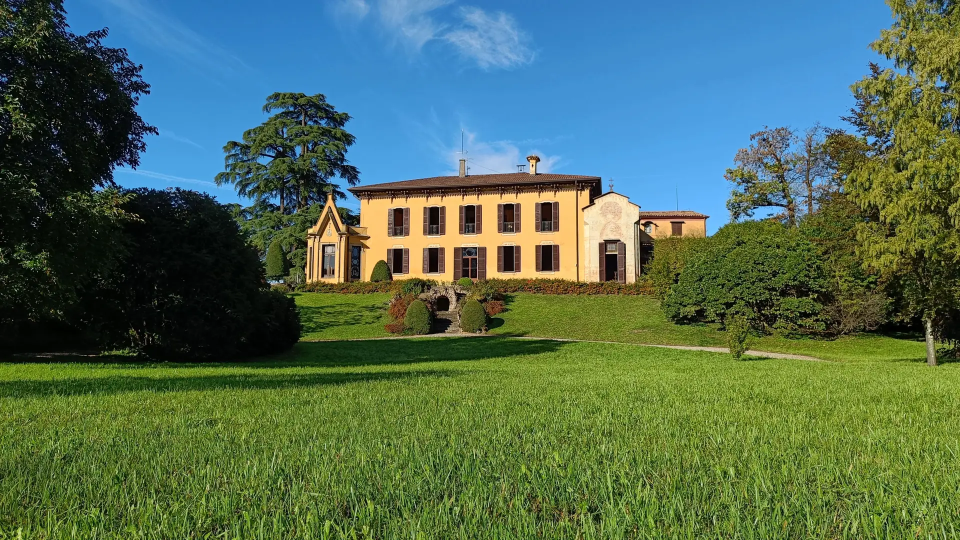 Fronte della villa storica Settecentesca a Merate, Lecco